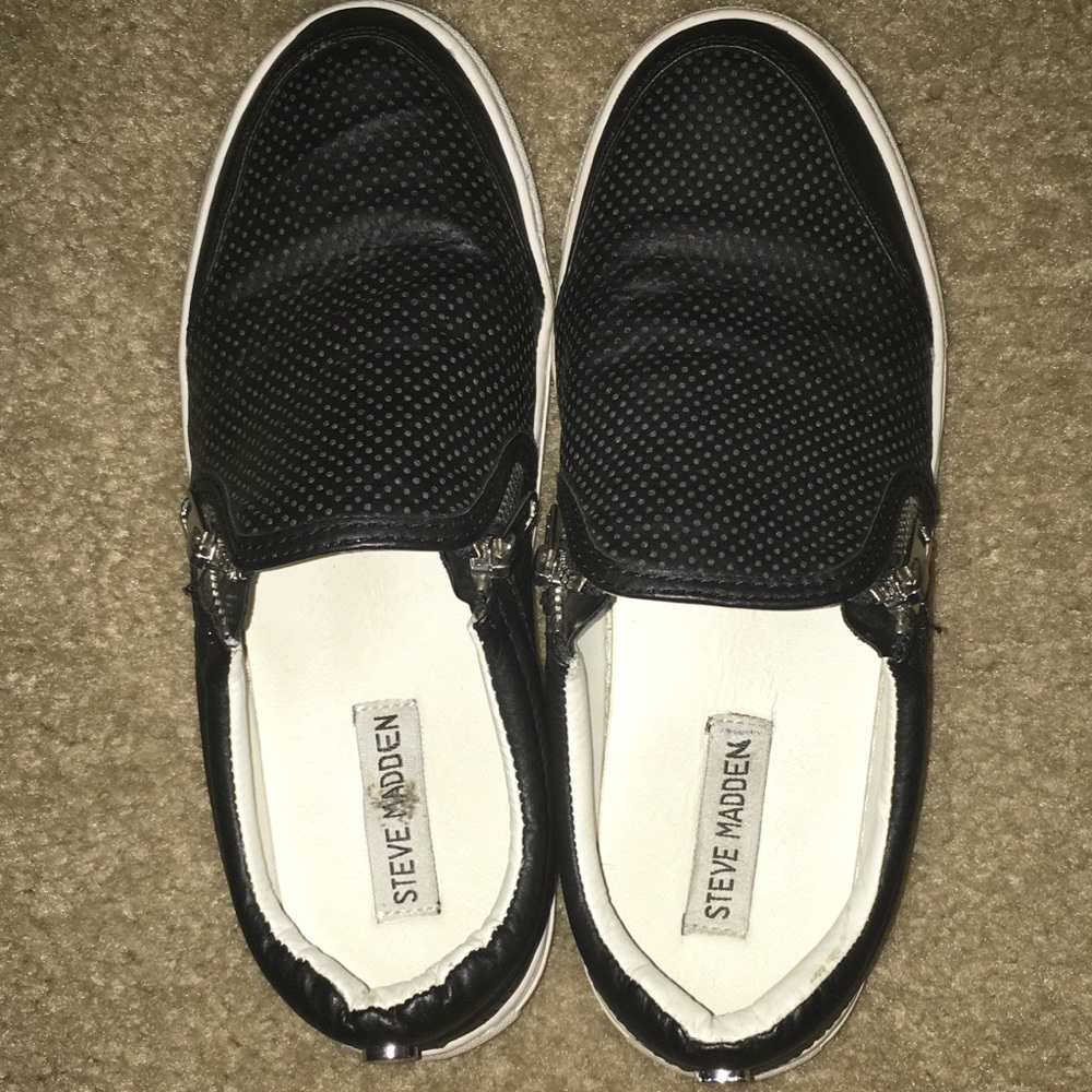 Steve Madden black textured slip-on with zippers